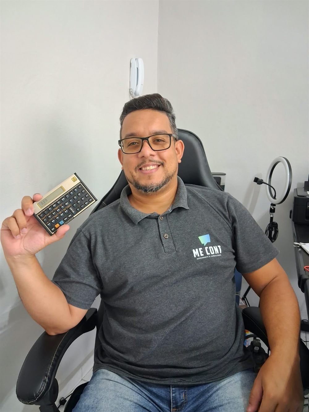 Jefferson Simplicio, contador da ME CONT, no escritório com uma calculadora financeira na mão