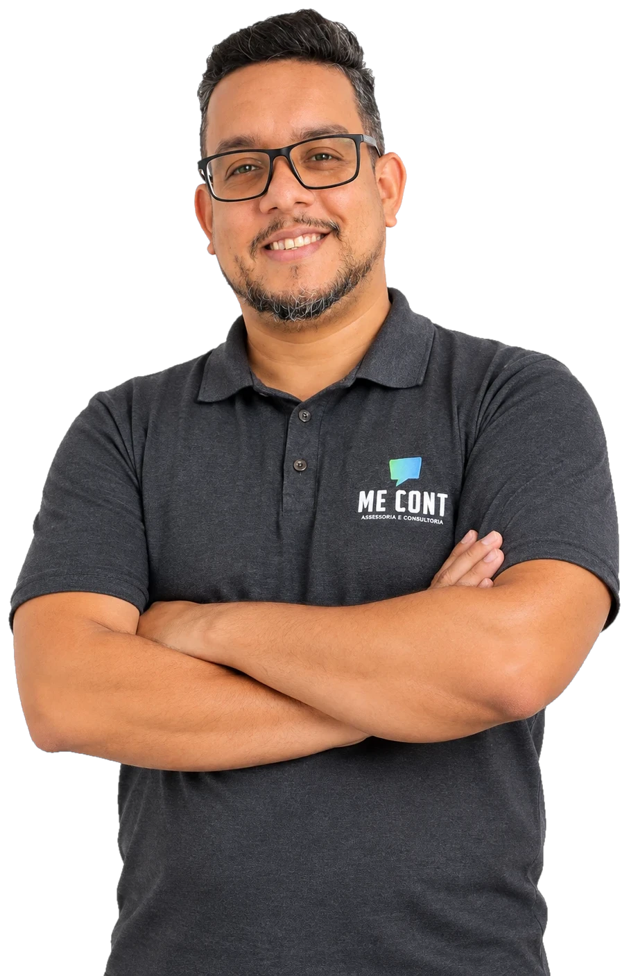 Jefferson Simplicio, contador da ME CONT, sorrindo de braços cruzados com a camisa da empresa